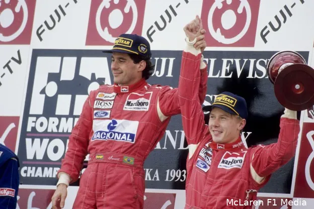 <i>Ayrton Senna met Mika Hakkinen op het podium in 1993.</i>