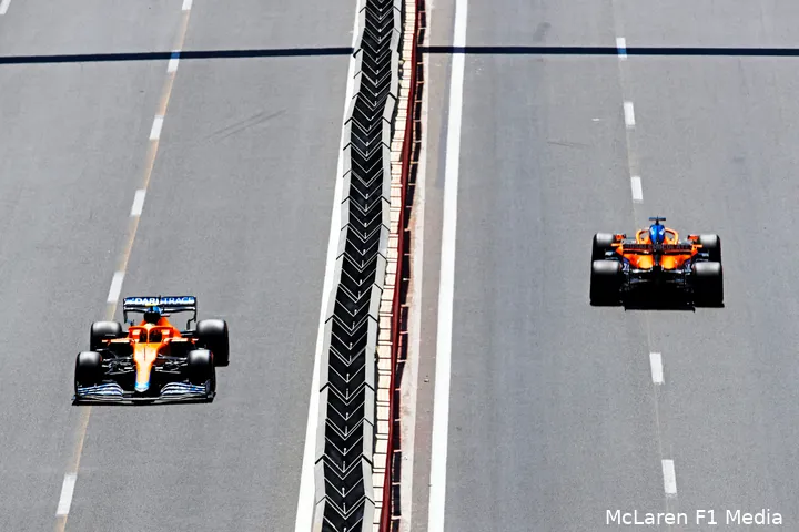 <i>De F1 reist wederom naar een stratencircuit af, waar de coureurs de moren op zich af zien komen. (Foto: McLaren F1 Media)</i>