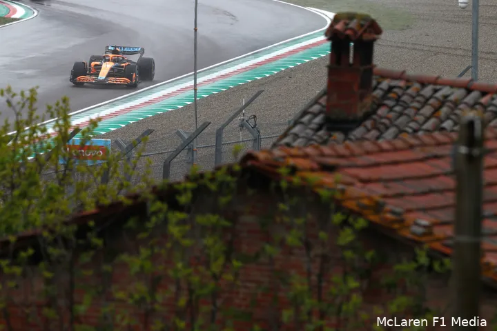 McLaren was op een nat Autodromo Enzo e Dino Ferrari de <i>best of the rest.</i>