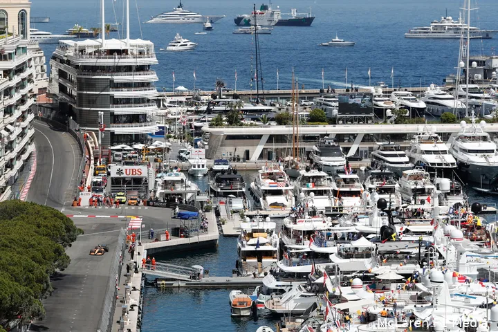 Circuit de Monaco met Lando Norris, en een deel van de haven. (Foto: McLaren F1 Media) <br>