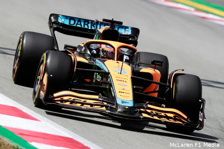 Wijzigingen aan voor- en achtervleugel van de McLaren. Helaas is de Gurney-flap niet zichtbaar. (Bron: McLaren F1 Media)<br>