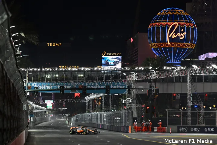 F1-auto's over The Strip leverden unieke beelden op in Las Vegas. (Foto: McLaren F1 Media)