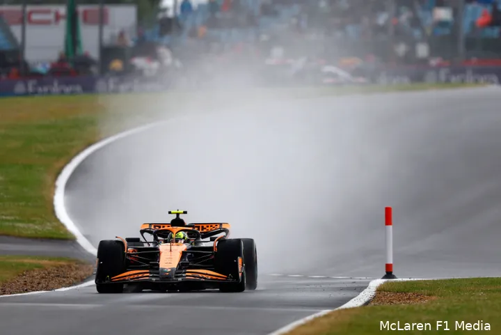 <i>McLaren maakte er in de regenrace in Silverstone strategisch gezien een potje van.</i>