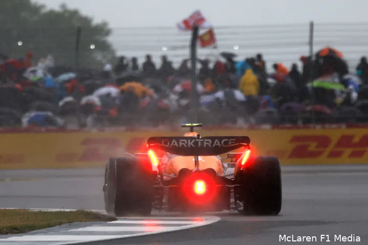 <i>McLaren maakte op het natte Silverstone een aantal verkeerde keuzes.&nbsp;</i>