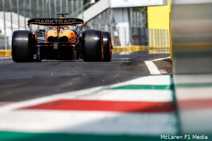 De McLaren van Lando Norris in actie