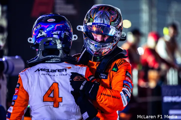 Lando Norris samen met Oscar Piastri na de race in Singapore.