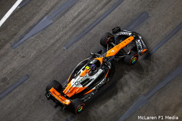 <i>Lando Norris kende een uitstekende openingsdag in Singapore.</i>