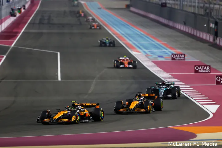 <i>Verstappen rijdt helemaal boven in beeld op een kansloze negende plek achter Hülkenberg en Gasly.</i>