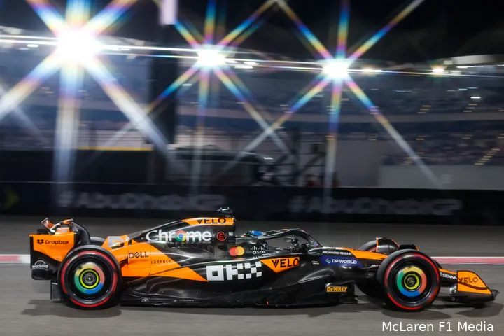 McLaren pronkt met haar sponsorstickers op de auto.
