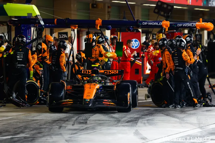 <i>Smedley is gefrustreerd door de boordradio's van de ingenieurs.</i>