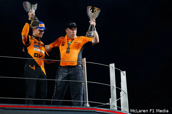 Brown op het podium met Norris, nadat McLaren de constructeurstitel won in Abu Dhabi.&nbsp;
