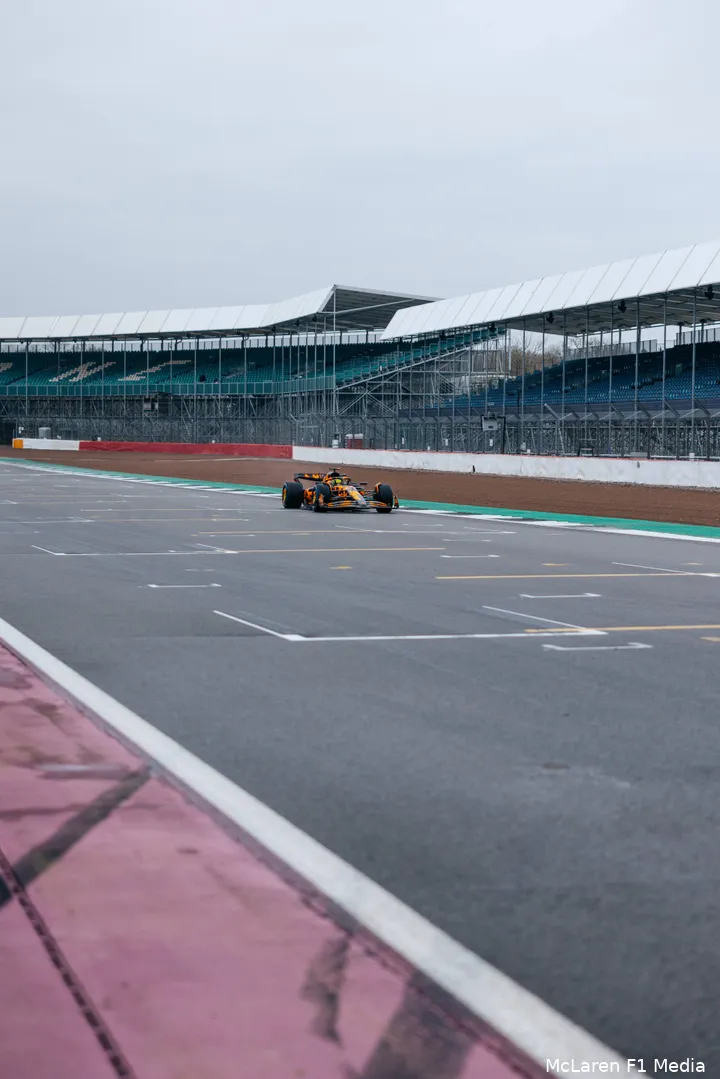 <i>De MCL39 op Silverstone.</i>