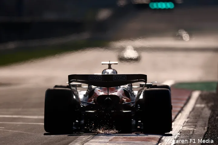 De achtervleugel van de McLaren beweegt nog altijd mee.