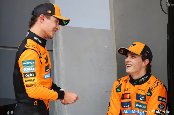 oscar piastri lando norris handjes mclaren china win