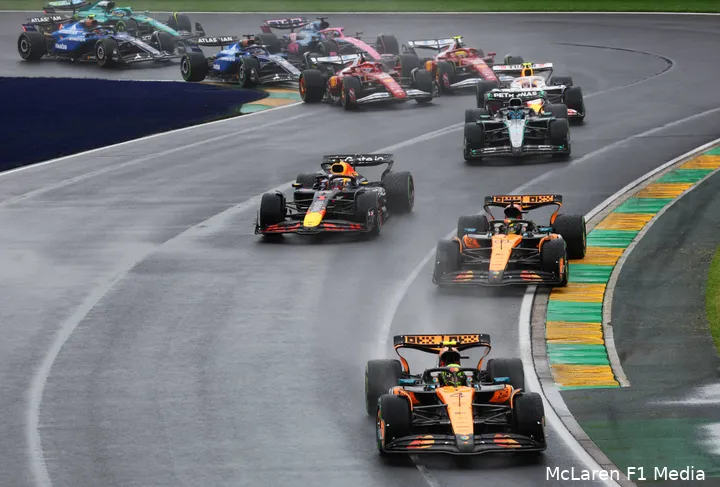 Het tempo van Verstappen, die hier buitenom gaat bij Piastri, was indrukwekkend op de intermediates.