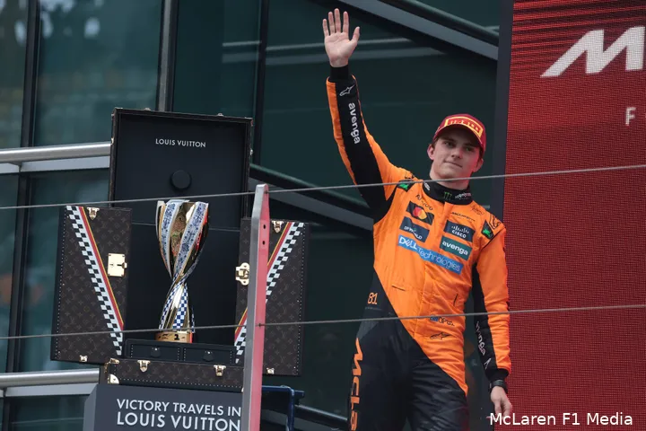 oscar piastri win china 2025 mclaren