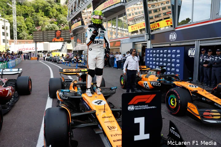 <i>Norris viert zijn poleposition in Monaco staand op zijn bolide.</i>