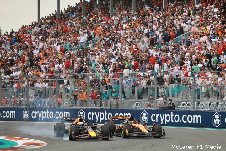 <i>Piastri liet Verstappen steeds later remmen.</i>