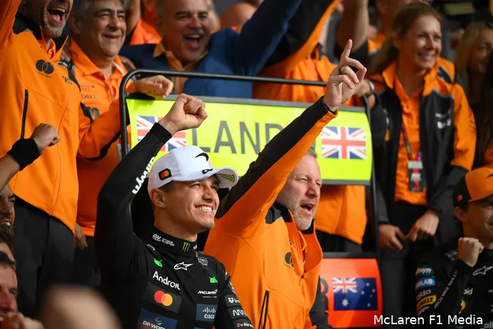 oscar piastri podium silverstone 2025 lando norris team foto