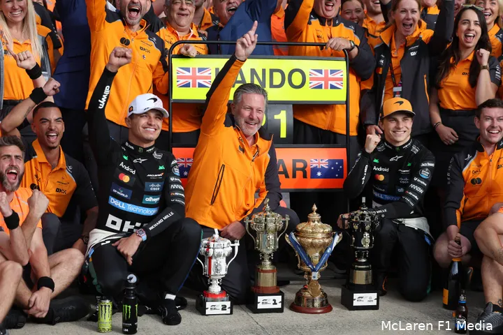 oscar piastri podium silverstone 2025 lando norris team foto