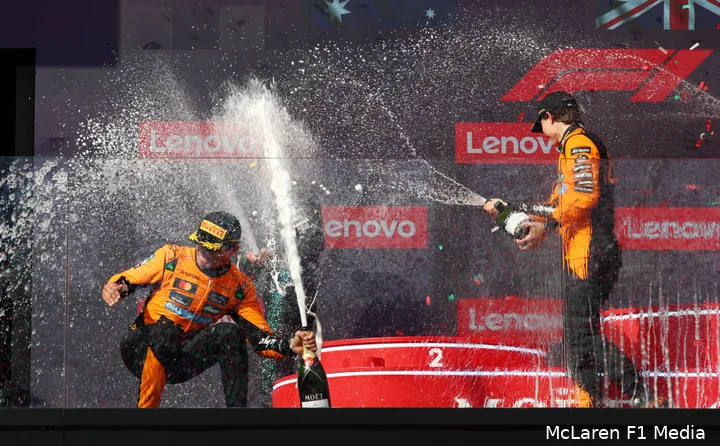 oscar-piastri-lando-norris-mclaren-george-russell-gp-hongarije-2025-zondag-podium-champagne