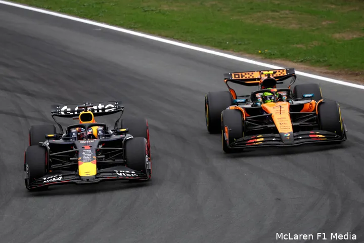 oscar-piastri-mclaren-max-verstappen-red-bull-racing-gp-nederland-2025-zondag