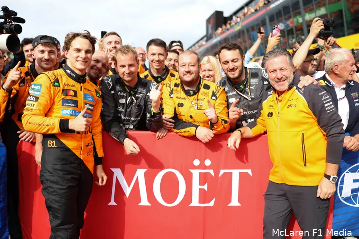oscar-piastri-zak-brown-mclaren-gp-nederland-2025-zondag-2