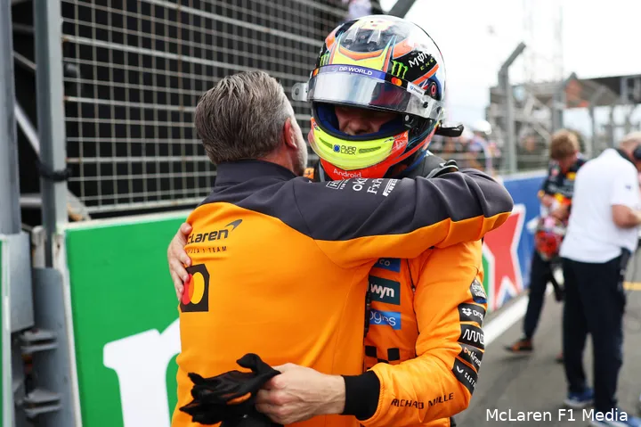 oscar-piastri-zak-brown-mclaren-gp-nederland-2025-zondag
