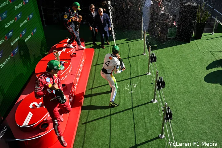 charles-leclerc-ferrari-max-verstappen-red-bull-racing-lando-norris-mclaren-mexico-zondag-2025