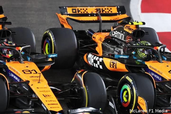 lando-norris-race-singapore-2025-mclaren-piastri-start-incident