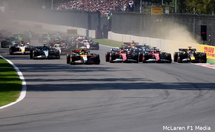 max-verstappen-red-bull-racing-george-russell-mercedes-lewis-hamilton-charles-leclerc-ferrari-lando-norris-mclaren-start-mexico-zondag-2025