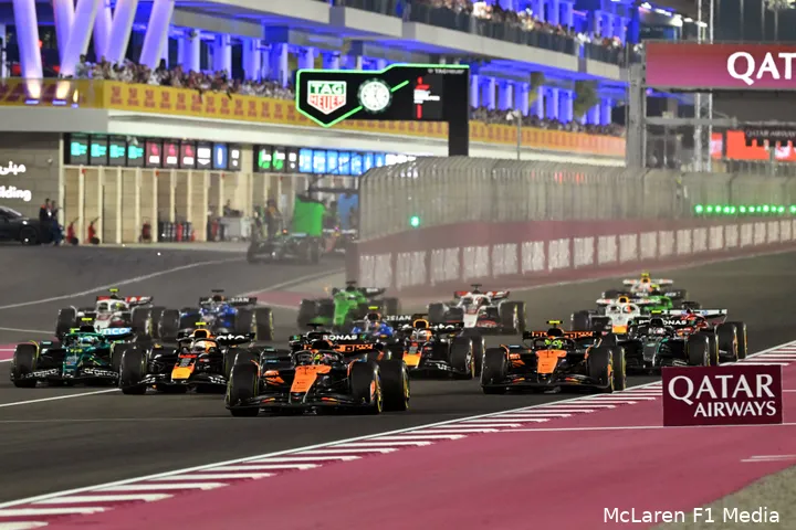 lando-norris-mclaren-gp-qatar-2025-zaterdag-lando-norris-yuki-tsunoda-red-bull-racing-aston-martin-fernando-alonso-grid-start