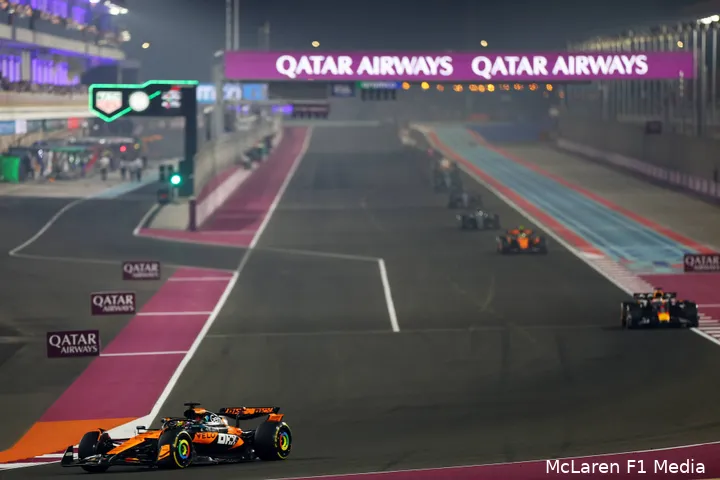 oscar-piastri-lando-norris-mclaren-max-verstappen-red-bull-racing-gp-qatar-2025-zondag-2