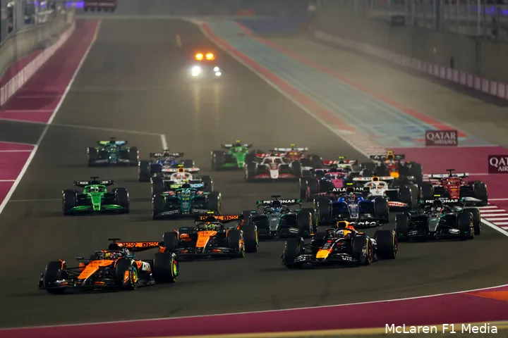 oscar-piastri-mclaren-max-verstappen-red-bull-racing-gp-qatar-2025-zondag-lando-norris-start