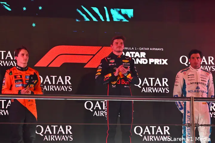 oscar-piastri-mclaren-max-verstappen-red-bull-racing-sainz-carlos-williams-gp-qatar-2025-zondag-podium