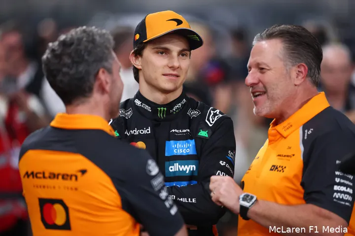 zak-brown-oscar-piastri-mclaren-abudhabi-vrijdag