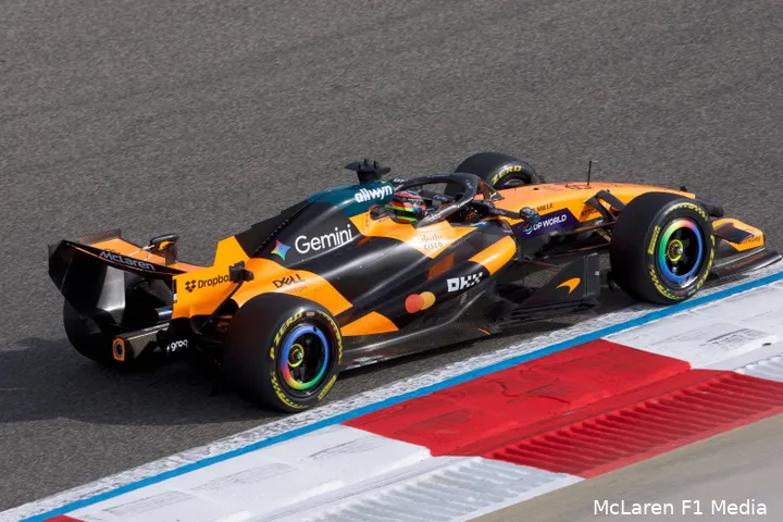 mcl40-mclaren-wintertest-bahrein-oscar-piastri-1