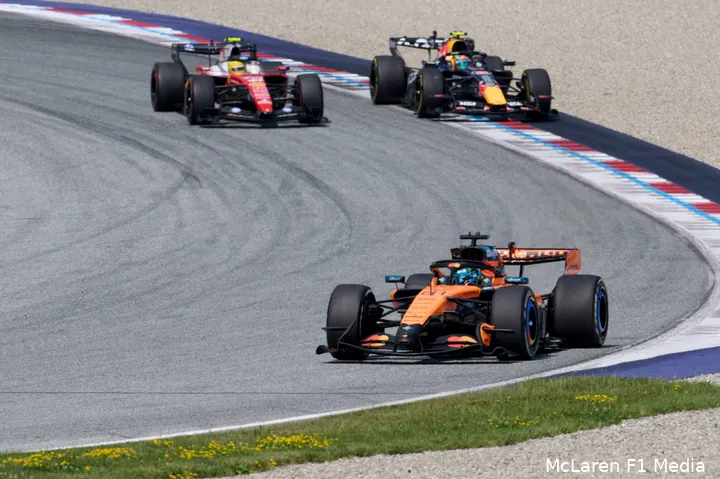 oscar-piastri-mclaren-gp-oostenrijk-2026-zondag-isack-hadjar-red-bull-lewis-hamilton-ferrari