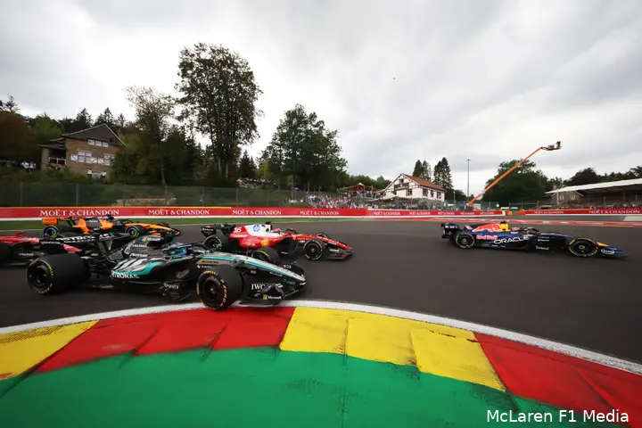 lando-norris-mclaren-gp-belgie-2026-zondag-lewis-hamilton-george-russell-crash-max-verstappen