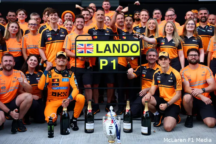 lando-norris-oscar-piastri-mclaren-gp-hongarije-2026-zondag-andrea-stella-2