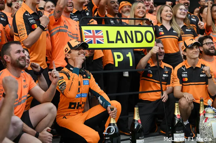lando-norris-oscar-piastri-mclaren-gp-hongarije-2026-zondag-andrea-stella-3