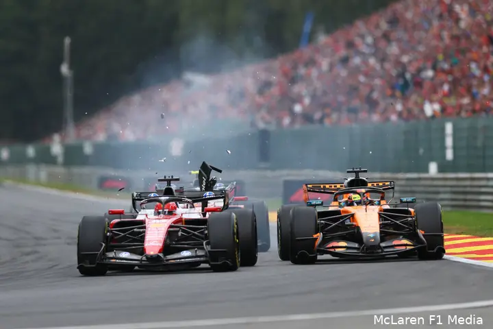oscar-piastri-mclaren-gp-belgie-2026-zondag-lewis-hamilton-touche-brokstukken