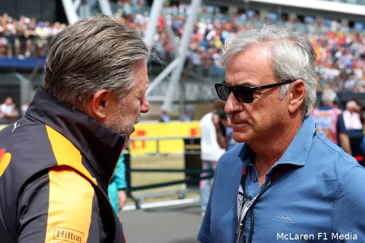 zak-brown-carlos-sainz-senior-mclaren-gp-groot-brittannie-2026-zaterdag-2