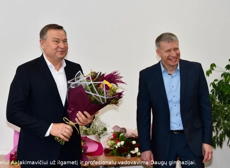 nuotr meras a vrubliauskas kaireje padekojo buvusiam direktoriui a jakimaviciui uz ilgameti ir profesionalu vadovavima daugu gimnazijai