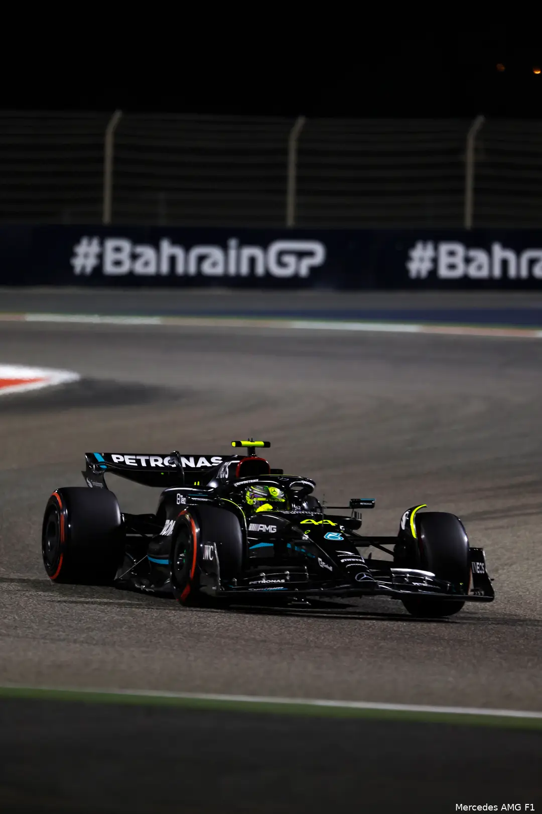 <i>De Mercedes W14 met de notoir smalle sidepods. Deze maken de bolide dusdanig instabiel dat Russell en Hamilton geen vertrouwen in de achterkant van de auto hebben. Dat kost tijd, te veel tijd. (Foto: Mercedes AMG F1)</i>