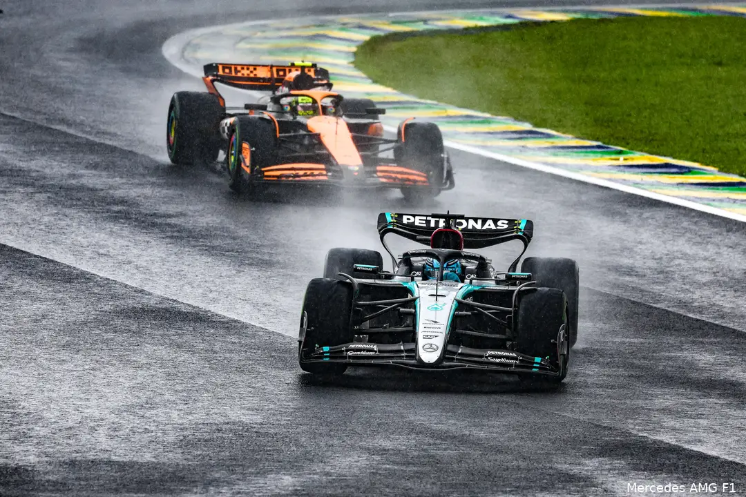 Norris jaagt op Russell in de openingsfase van de race.