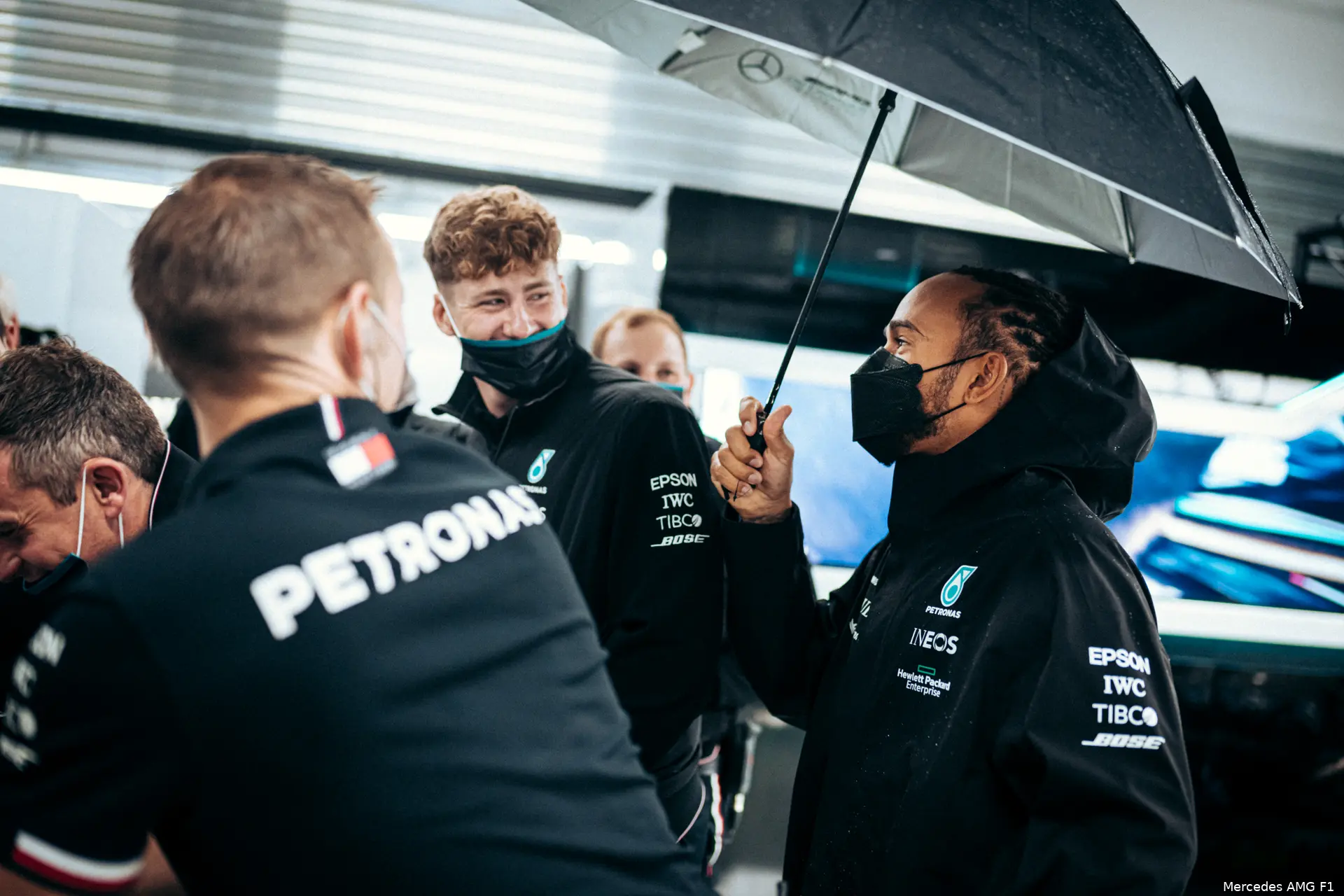 Lewis Hamilton regen Mercedes paraplu