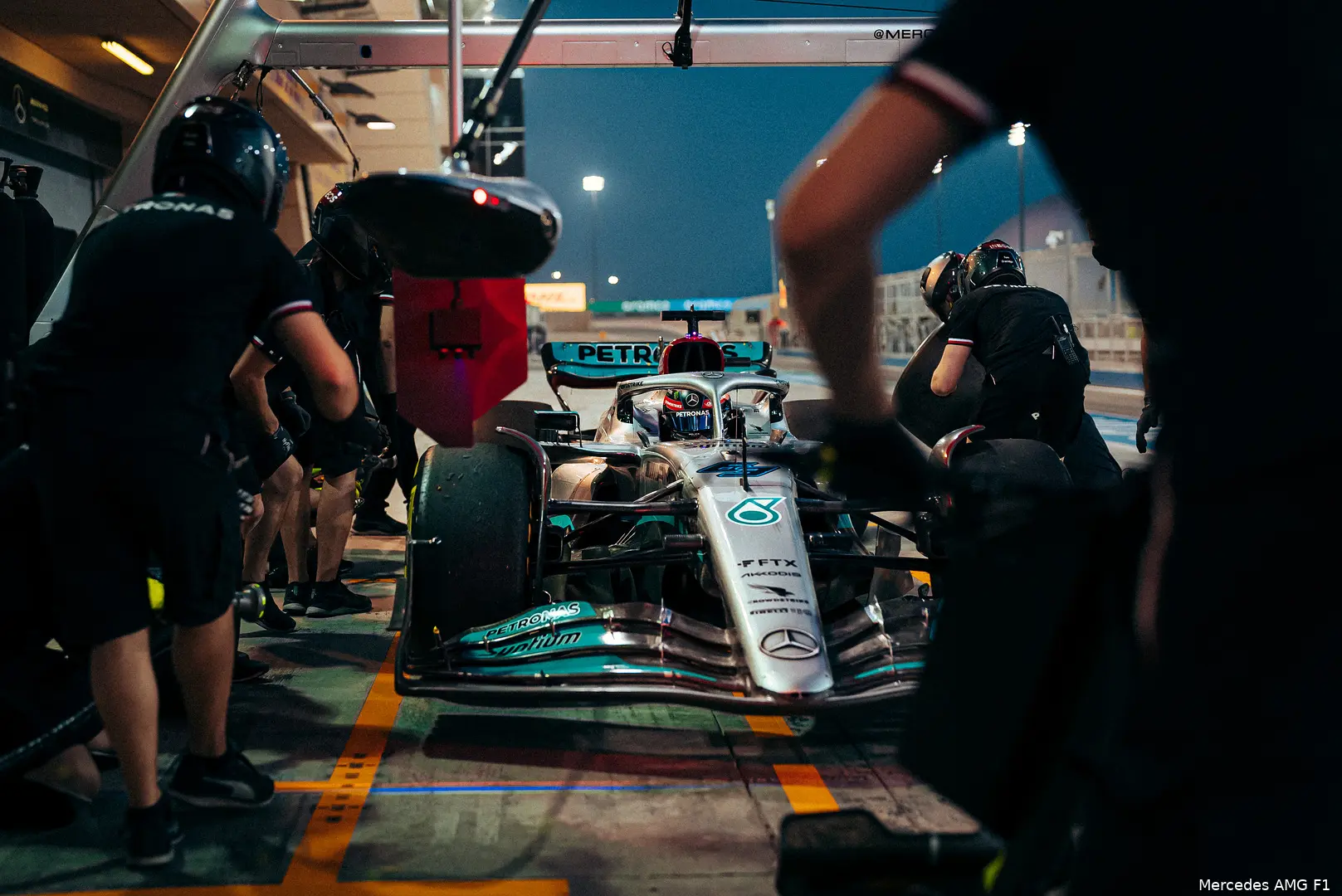 Mercedes W13 Bahrein pit