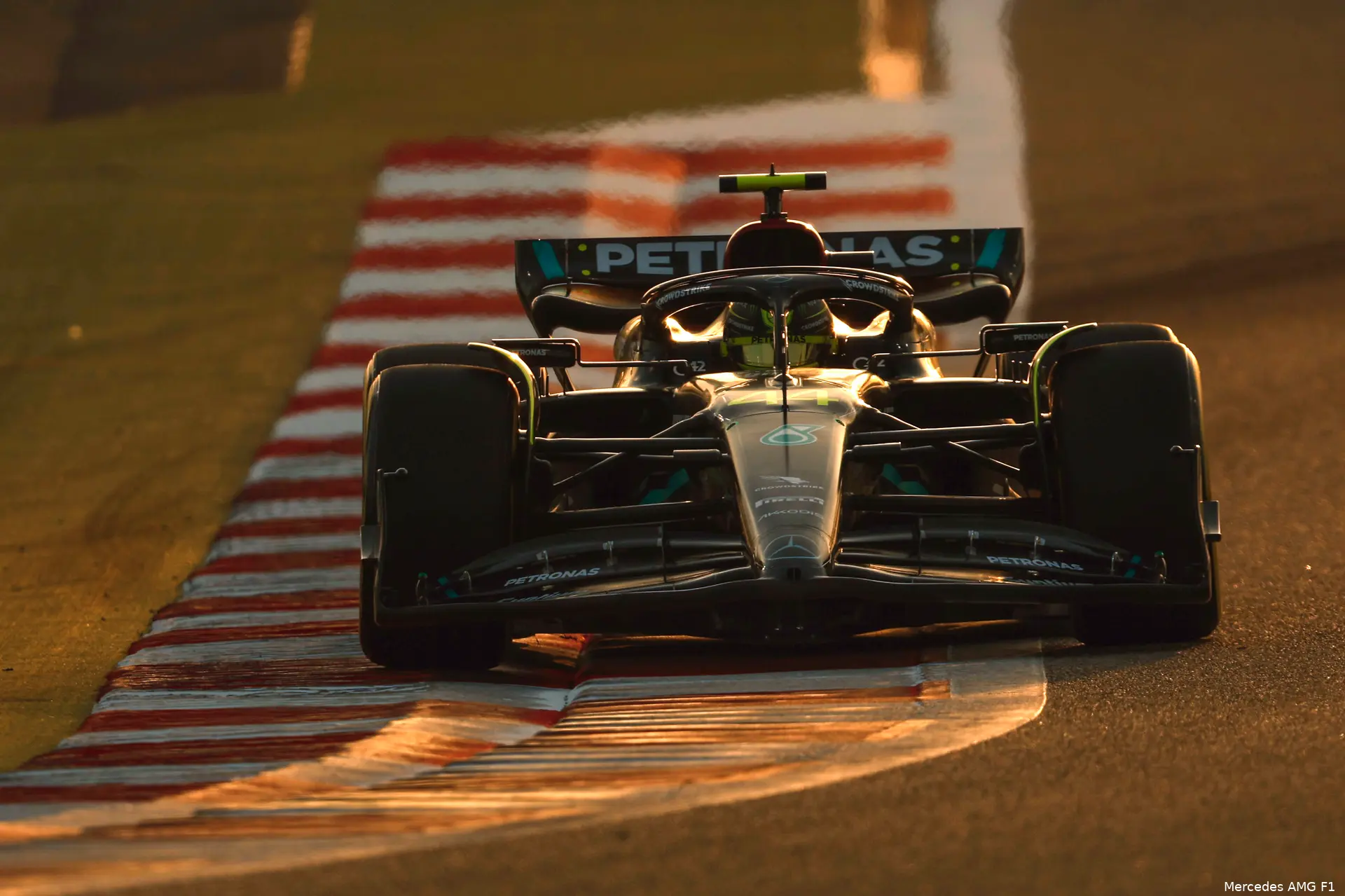 hamilton mercedes rijdend testdag 3 bahrein 2023