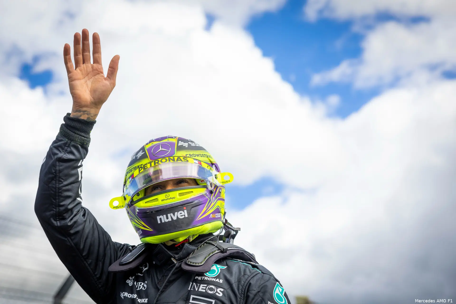 lewis hamilton mercedes 2024 silverstone zwaai